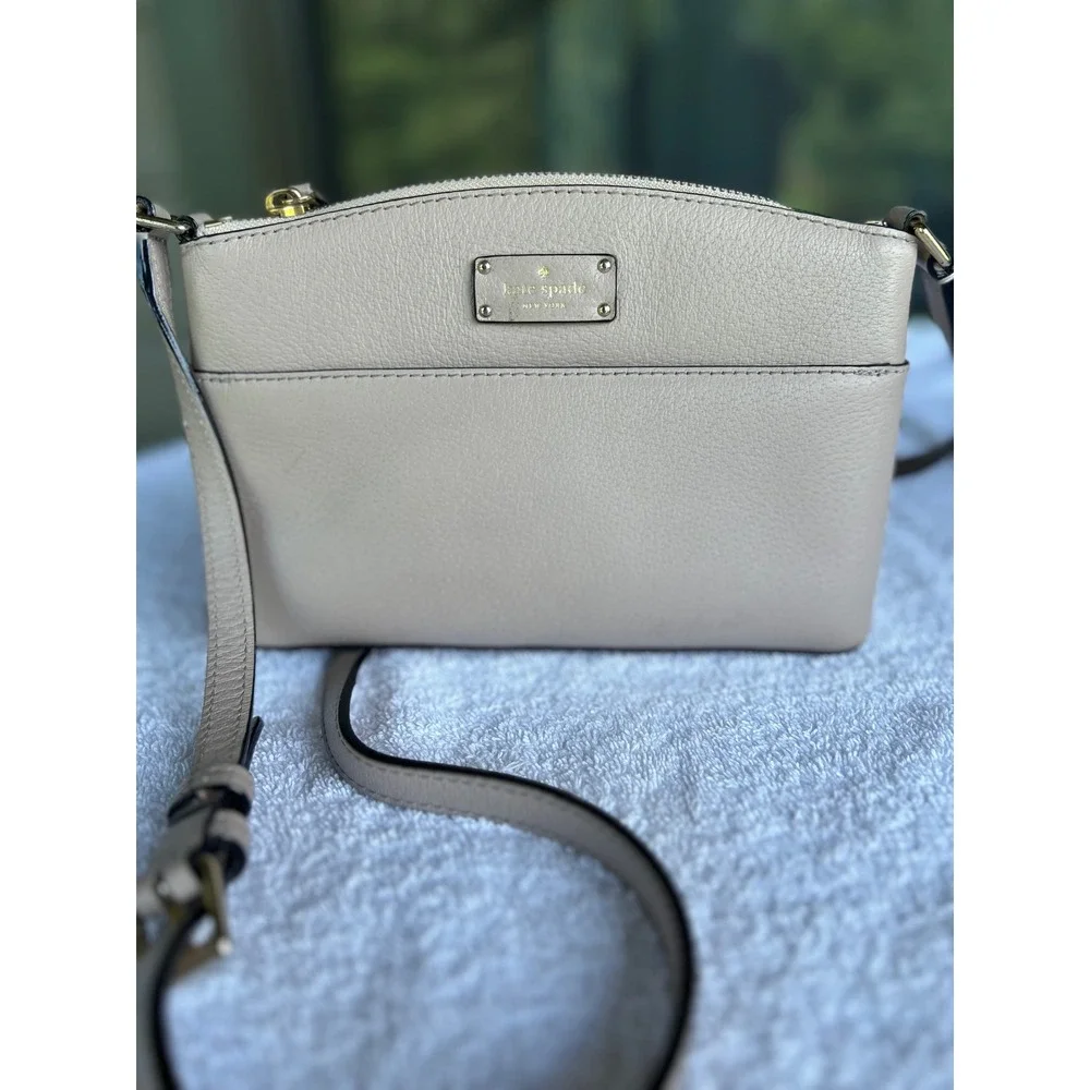 Kate Spade NY Neutral Pebbled Leather Gray Crossbody Bag Zip Top Lightweight